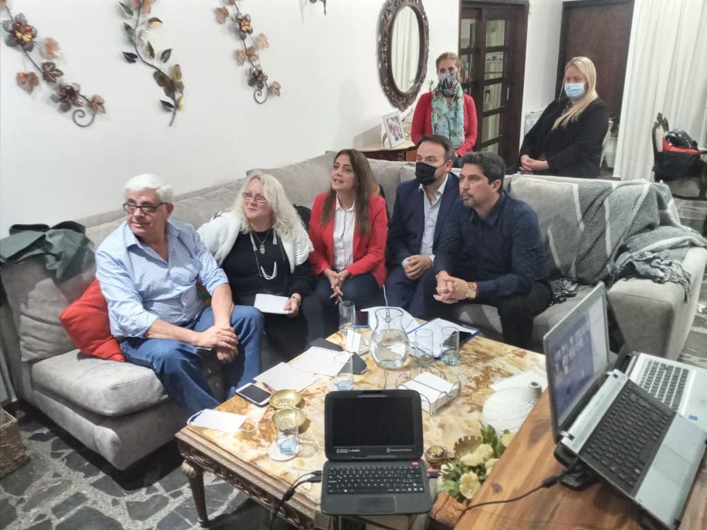Los dirigentes del Frente Renovador Mendoza, Gabriela Lizana, Bartolomé Robles y Sandre Maza participando del Zoom en el que se impulsó la conformación del partido.