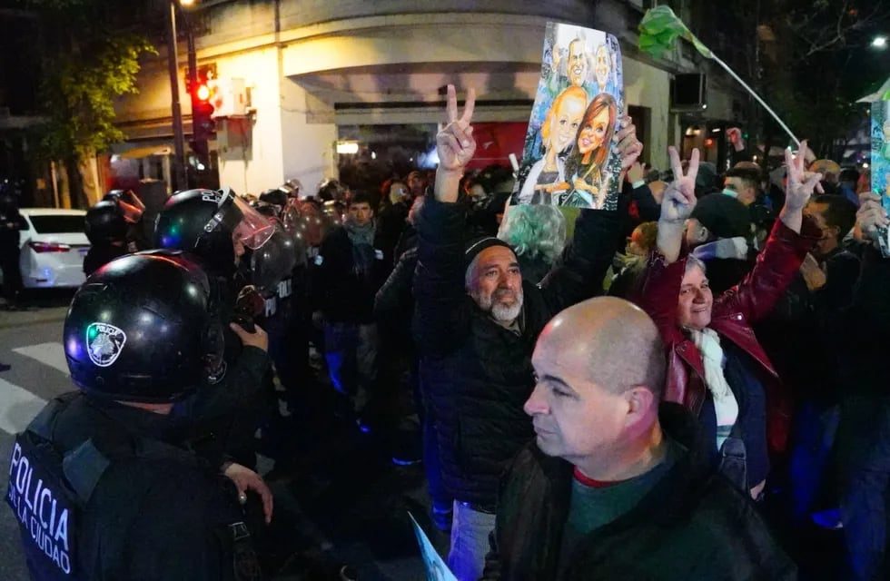 Disturbios frente a la casa de Cristina Kirchner. Foto: Clarín.