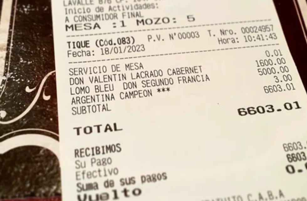 El cliente debió pagar $3 por el ítem denominado "Argentina Campeón" que figuró junto a 3 asteriscos. Gentileza: Minuto Uno