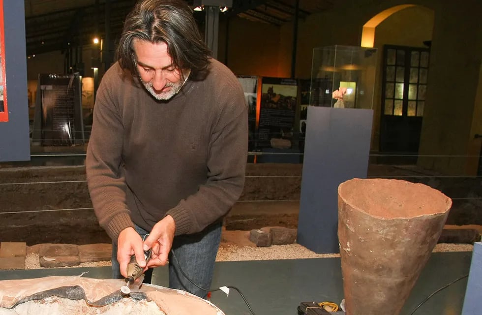 El arqueólogo Horacio Chiavazza explicó que investigaciones se realizarán a partir del material recuperado. Archivo