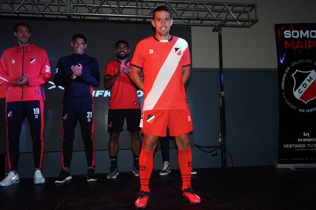 Fausto Montero fue uno de los jugadores más ovacionados durante la presentación, el volante lució el modelo de la camiseta oficial que utilizará el Cruzado este 2024.