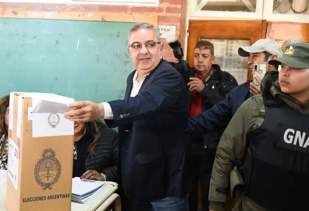 Raúl Jalil emitió su voto durante la jornada de ayer.