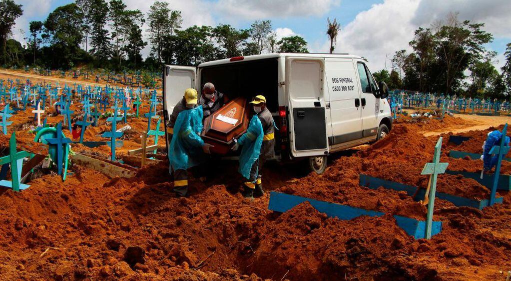 Trabajadores funerarios entierran a una víctima de coronavirus en Manaos, una de las ciudades más afectadas por el virus. (AP / Archivo)