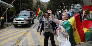 Protestas. Manifestantes progobierno se manifiestan ante la embajada de México en La Paz. (AP)