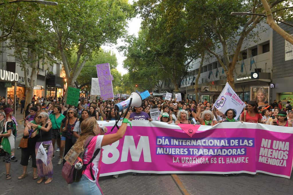 Miles de mujeres marchan por las calles de Mendoza por el 8M. - Marcelo Rolland / Los Andes