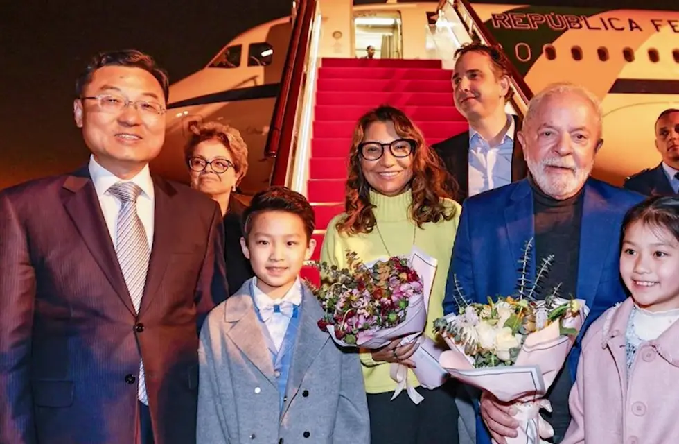 El presidente de Brasil, Lula da Silva, junto a su esposa aterrizando en China para su visita oficial.