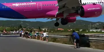 Video: turistas filman a un avión aterrizando por encima de ellos y se llevan un susto