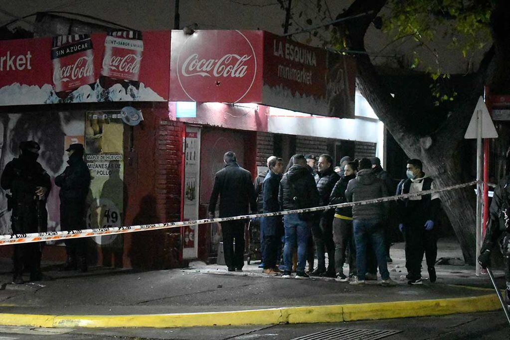Minimarket ubicado en la esquina de Perú y Vendimiadores de Ciudad donde el comerciante dueño del local mató a una persona de sexo masculino
Foto:José Gutierrez / Los Andes