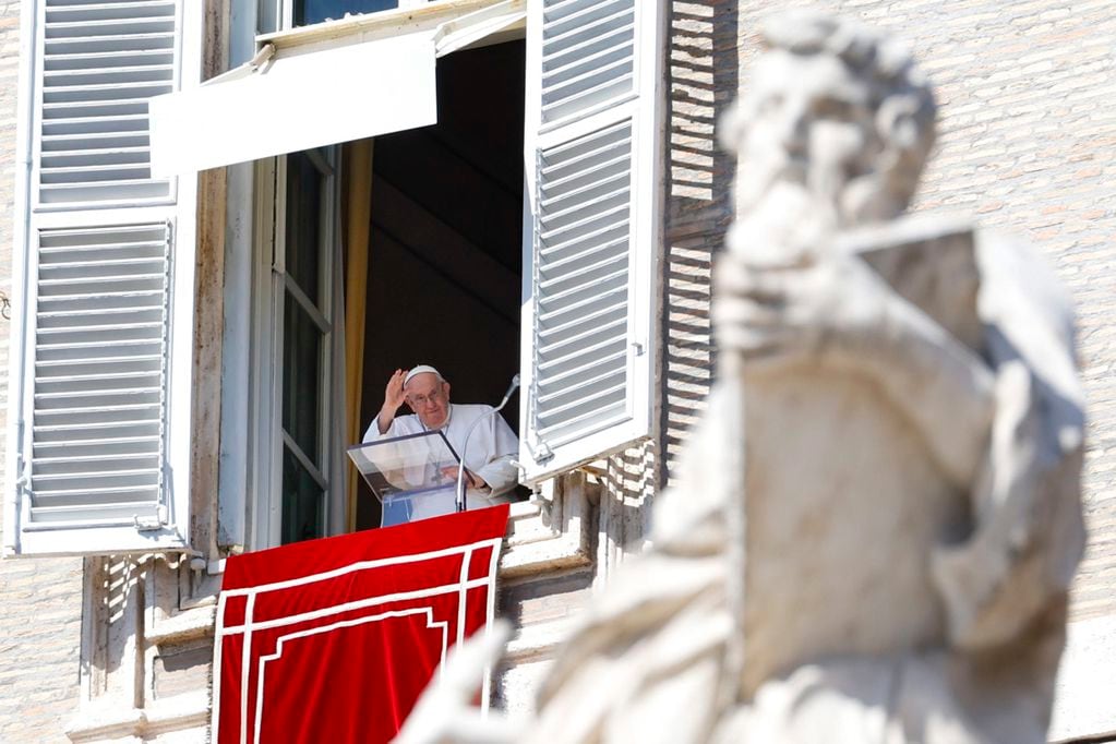 El Papa Francisco saluda desde la ventana de su oficina con vista a la Plaza de San Pedro durante el rezo del Ángelus, Ciudad del Vaticano. EFE