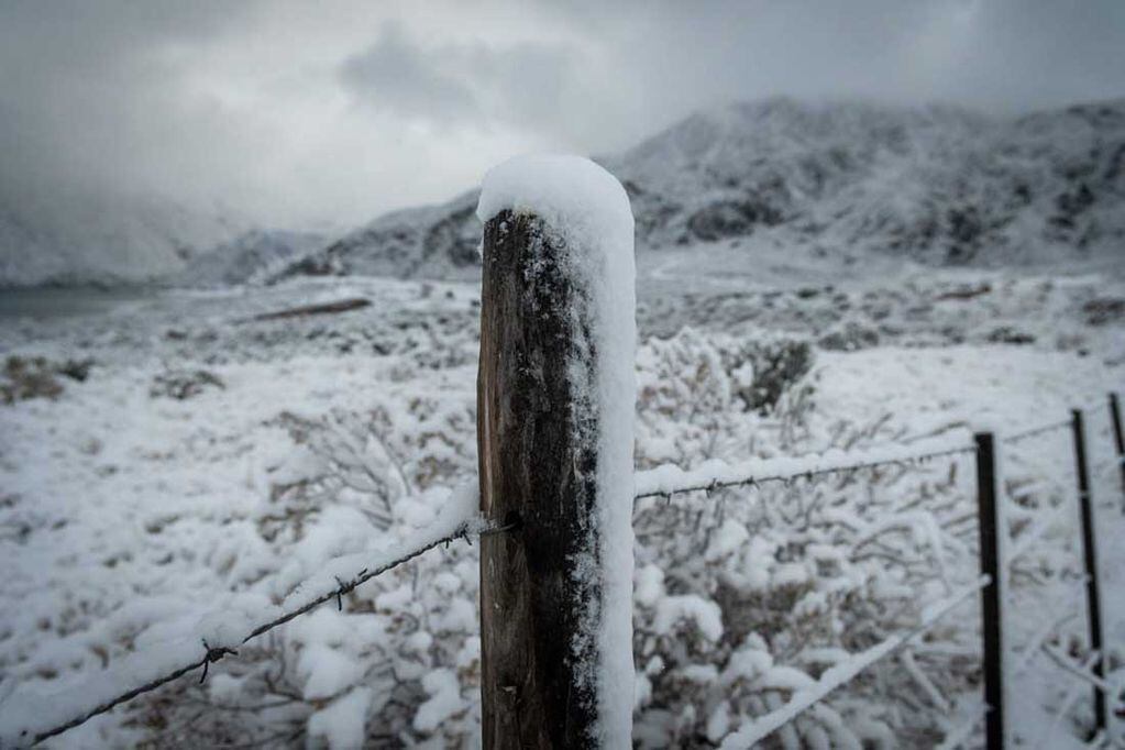 El frente frío llegó a Mendoza durante este sábado. Muchas localidades provinciales se vistieron de blanco debido a las importantes nevadas que trajo el temporal.