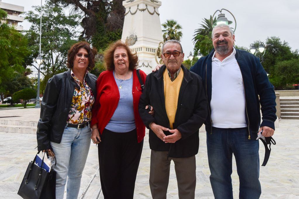 El histórico maestro de la natación mendocina, Germán Rodríguez, junto a Vivian Ferrer, su esposa Mary y Francisco Micucci. / Mariana Villa (Los Andes).