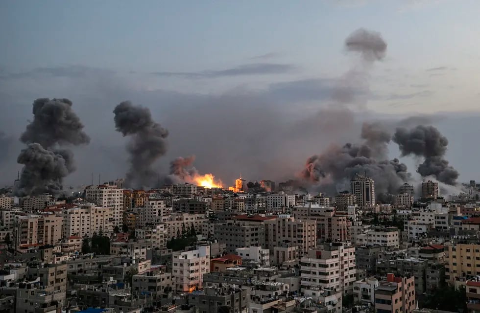 Vista del ataque israelí sobre Gaza, Palestina. El ejército israelí informó este martes que desde el comienzo del conflicto con el grupo islamista palestino Hamás, el pasado sábado, ha atacado hasta las 20:00 hora local (17:00 GMT) del lunes a un total de 1.707 objetivos en la franja de Gaza. EFE