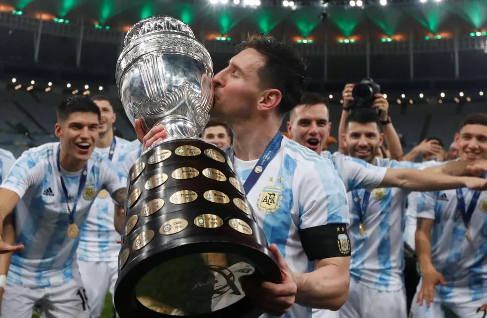 Messi besa la Copa América, uno de los grandes sueños de su vida.  (AP).