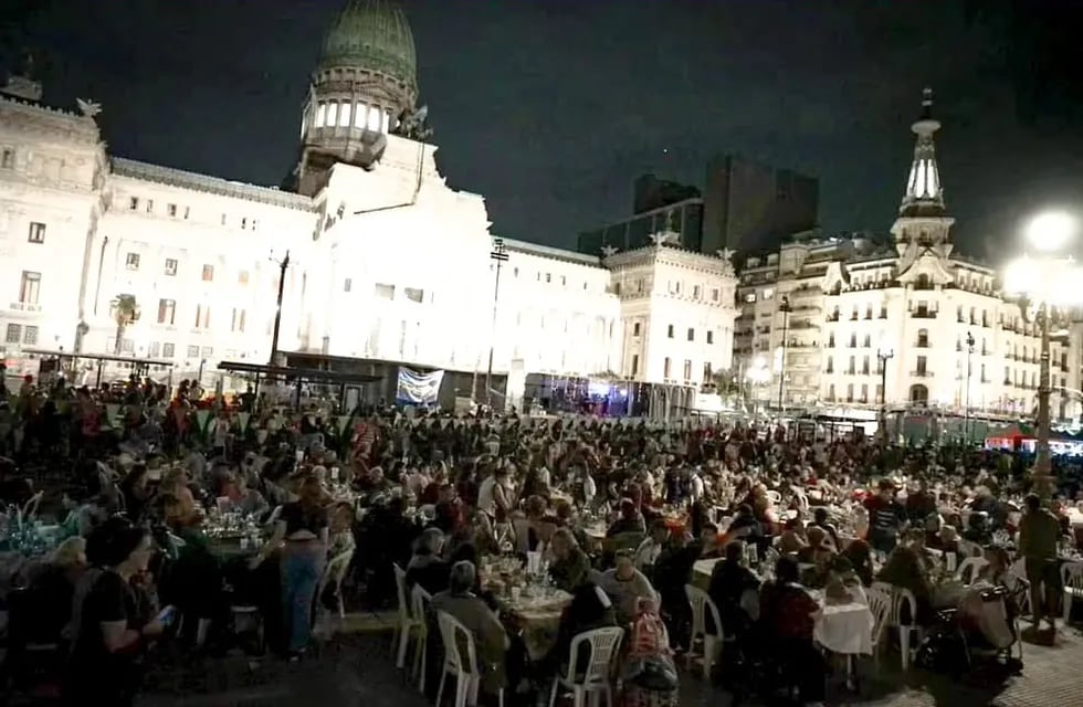 Más de 4 mil personas cenaron frente al Congreso de la Nación.