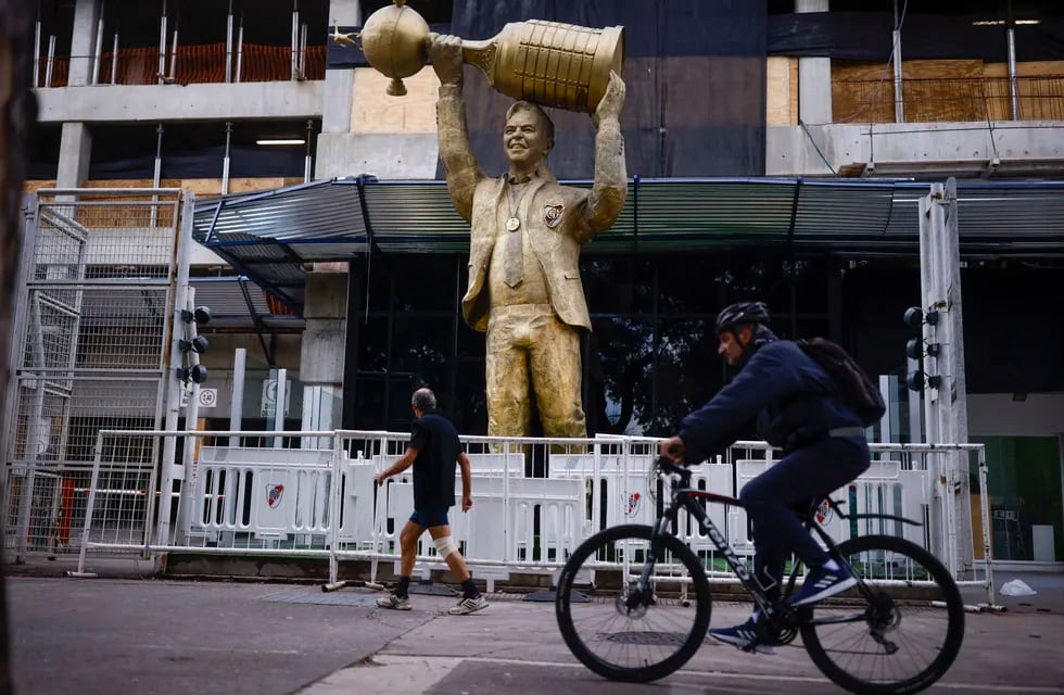 La estatua de Marcelo Gallardo, ex técnico de River Plate, afuera del estadio Monumental en Buenos Aires, el martes 30 de mayo de 2023. (AP Foto/Iván Fernández)