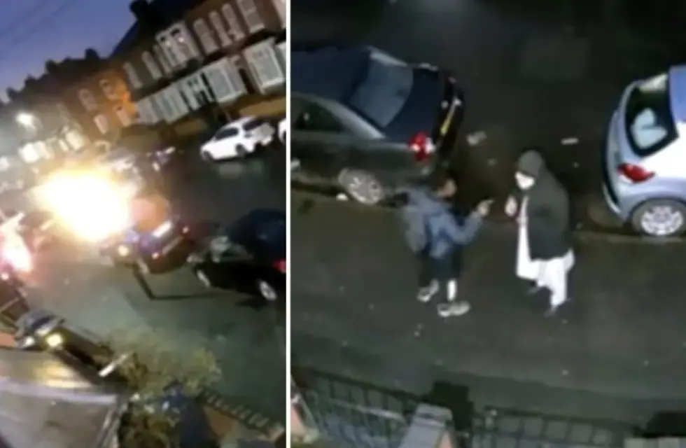 Capturas de las cámaras de seguridad que registran el momento en que un hombre se acerca al anciano, lo rocía con combustible y lo prende fuego a la salida de una mezquita en Reino Unido.
