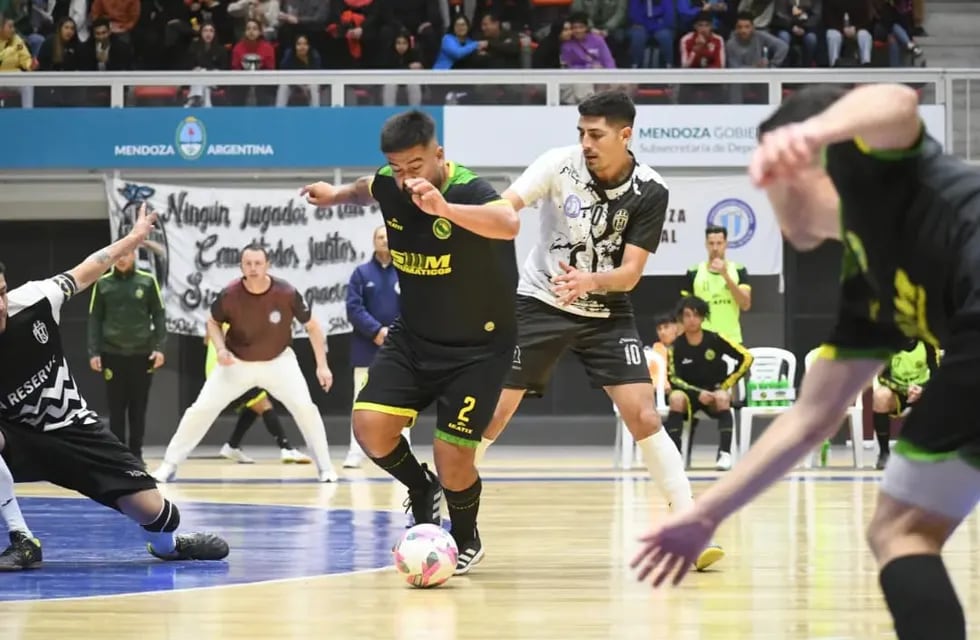 Por el tercer puesto, Cementista venció por 6-3 a La Reserva y se metió en la Liga de Honor 2024. / Genitleza: Christian Sosa  (Futsal de Primera).