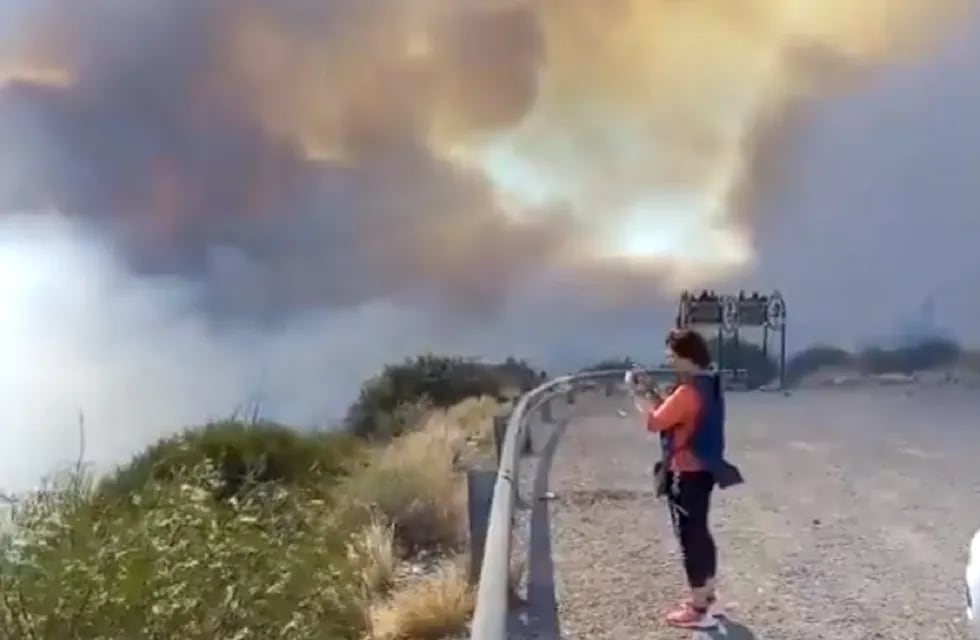 Videos: bomberos y brigadistas siguen combatiendo el fuego en el cerro Arco