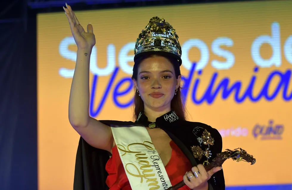 Angelina Franco Leiva es la flamante reina de la Vendimia de Guaymallén 2024, coronada en "Sueños de Vendimia"

Foto: Orlando Pelichotti Diario Los Andes