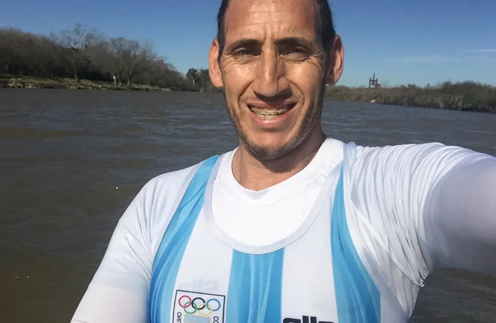 El remero olímpico, Ariel Suárez, se mostró feliz cuando se insertó en el río Reconquista. / Gentileza