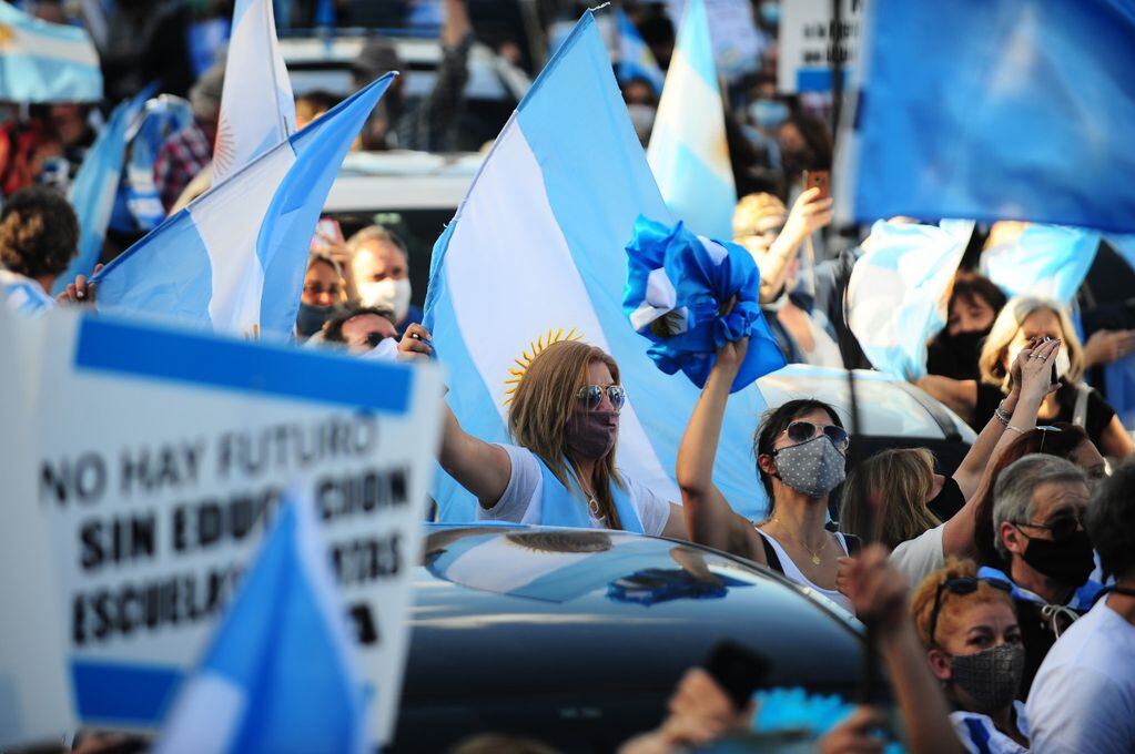 Miles de personas se reunieron en Buenos Aires para protestar contra las medidas adoptadas por Fernández.