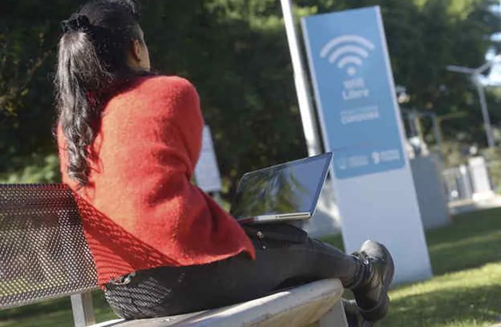 En muchos espacios verdes de Mendoza se puede conectar libremente a través de Wi-Fi.