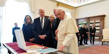 El papa Francisco recibió a Joe Biden. (AP)