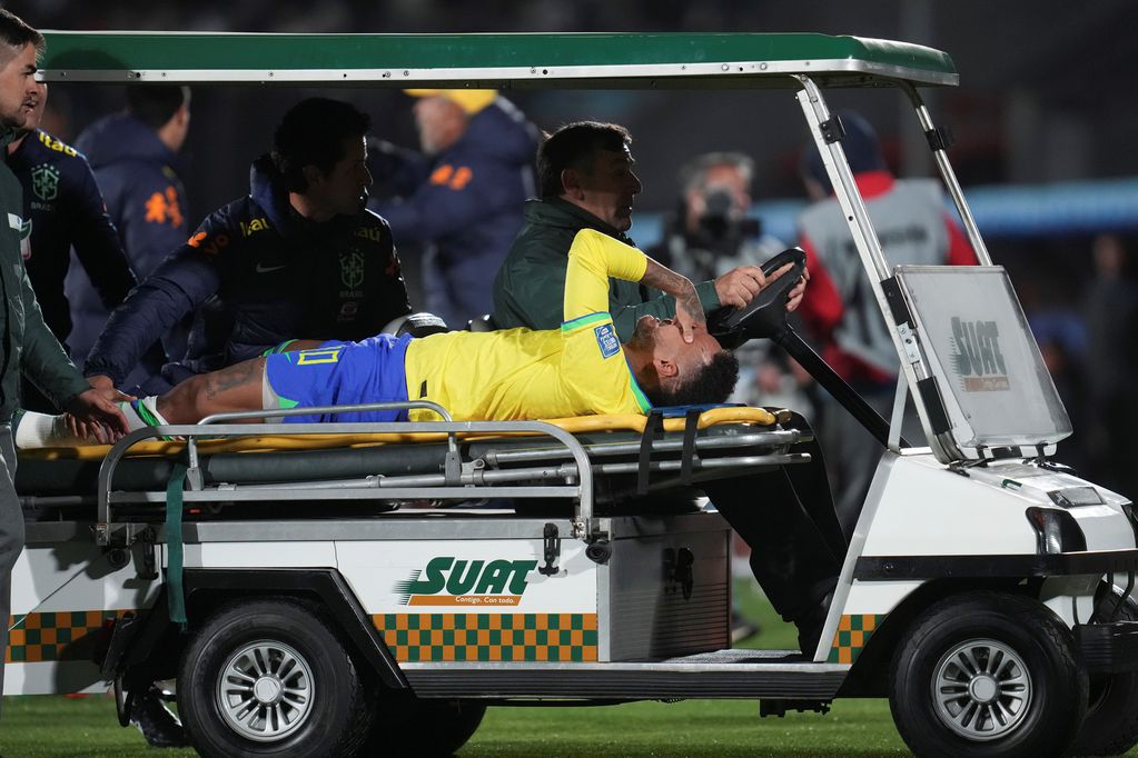 Con mucho dolor, y lágrimas, Neymar fue retirado del Centenario de Montevideo, antes de terminar el primer tiempo entre Brasil y Uruguay. (AP)