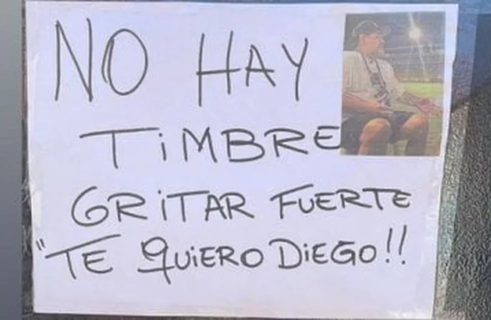 El curioso cartel que involucra a Diego Maradona en el barrio de Marcelo Weigandt.