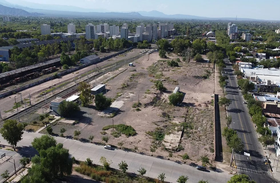 Parte de los terrenos de la ex Estación Mendoza del ferrocarril General San Martín, serán subastados a mediados de año, confían en el municipio capitalino. Foto: Marcelo Rolland / Los Andes