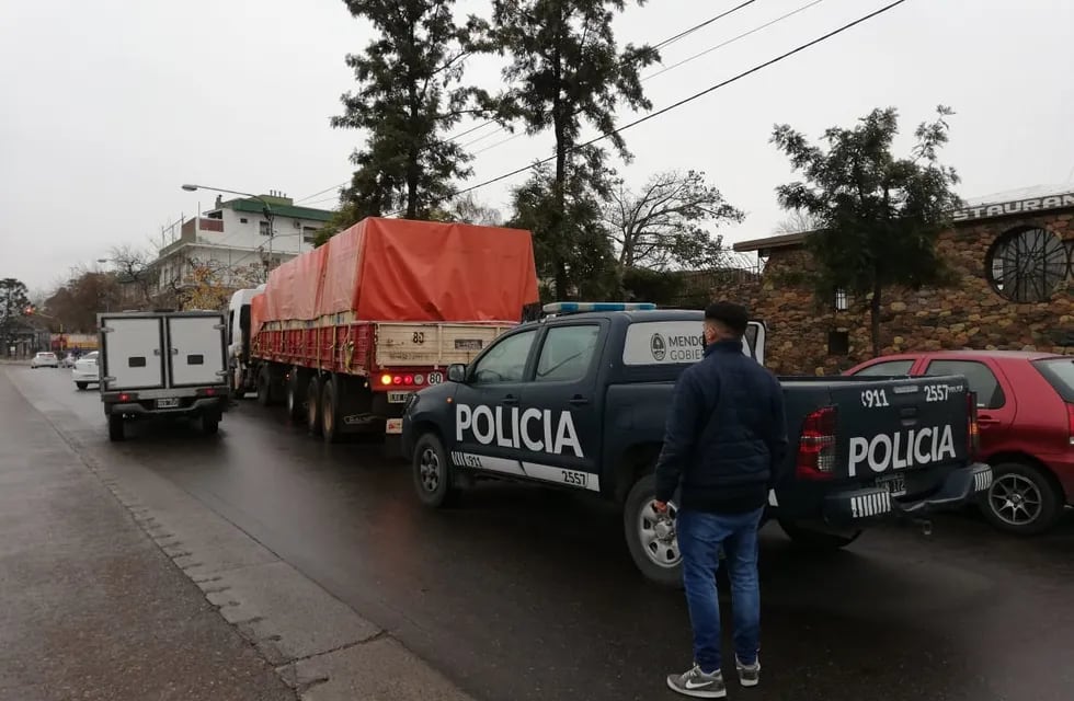 El procedimiento en calle Alberdi, con el camión ya rodeado. /Gentileza Ministerio de Seguridad