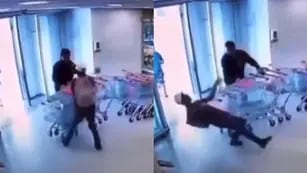 “Cocacolazo”: un empleado noqueó a un ladrón con una botella de gaseosa y quedó captado en video