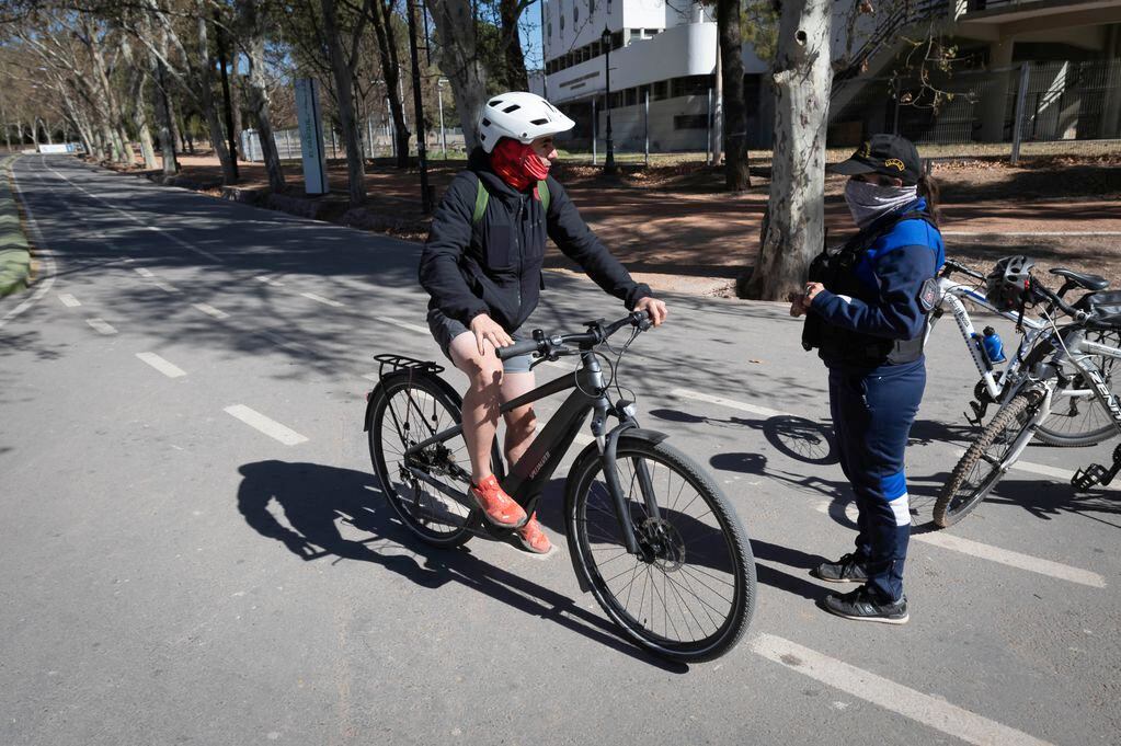 Un oficial de la Policía de Mendoza advierte a un ciclista que no puede circular. Desde el sábado las actividades al aire libre quedaron prohibidas.
