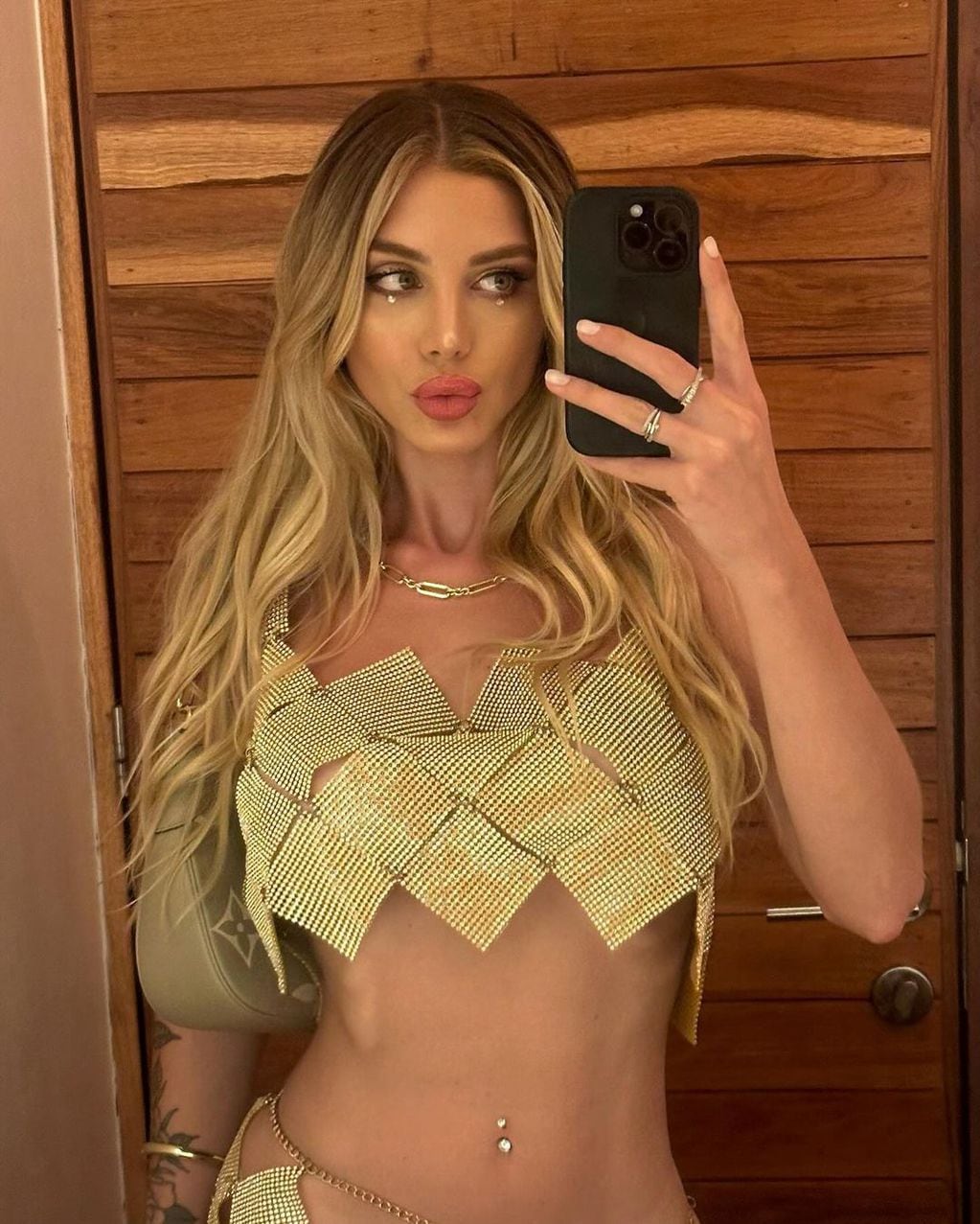Romina Malaspina encendió Instagram con un look dorado lleno de brillos