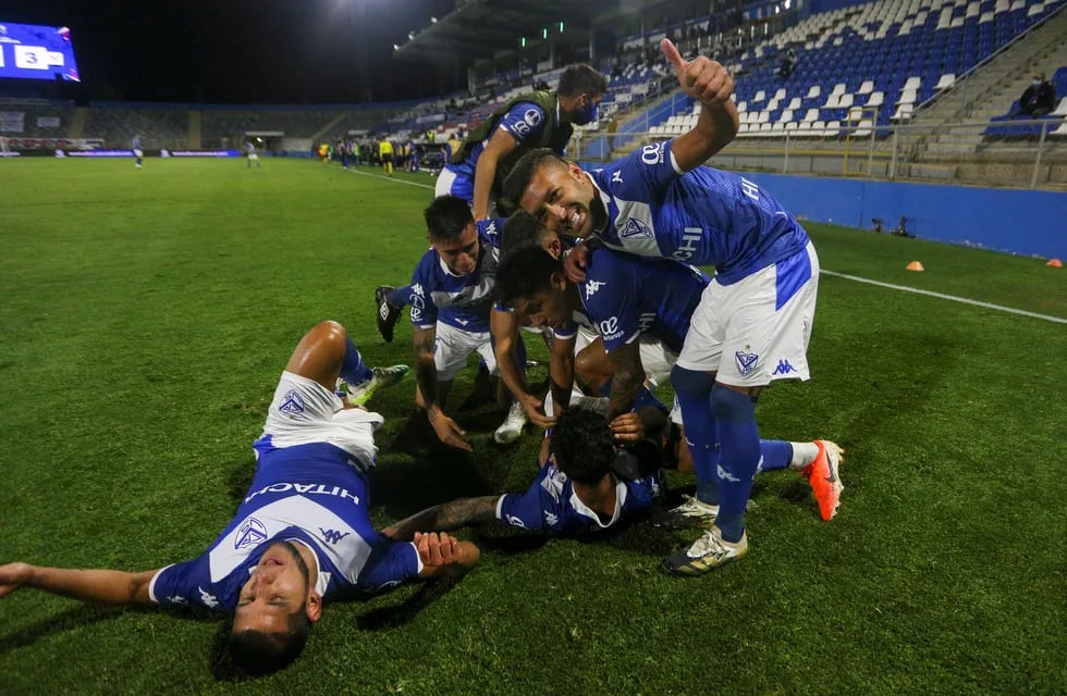 Los jugadores de Vélez Sarsfield celebran su tercer gol contra la Universidad Católica de Chile y desatan el festejo interminable. / Gentileza.