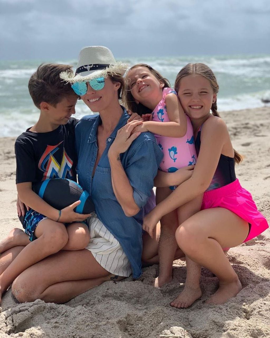 Rocío Guirao Díaz junto a sus tres hijos (Foto: Instagram/ rocioguiraodiaz)