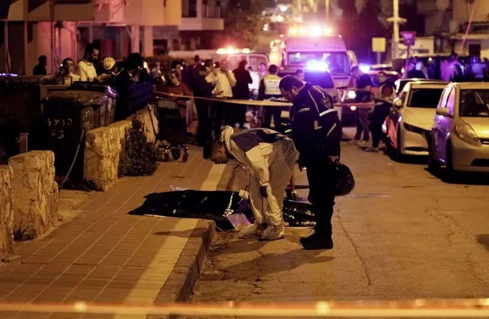 Equipos de emergencia examinan un cuerpo en Tel Aviv. Foto: AP