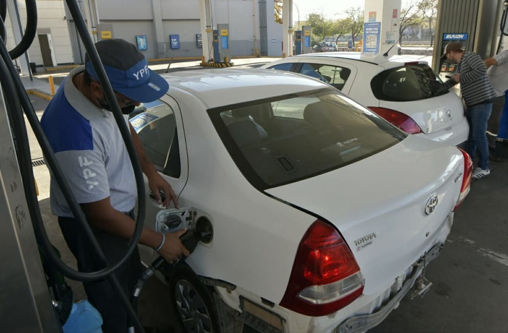 YPF aumentó por segunda vez en 2022 los precios de los combustibles (Orlando Pelichotti / Los Andes)