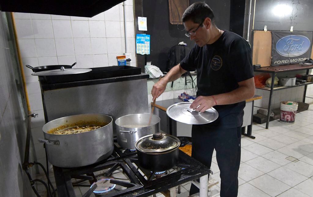En la Sala de Cocina Auxiliar primero González Bautista, prepara  un estofado para toda la Base. Foto: Orlando Pelichotti / Los Andes