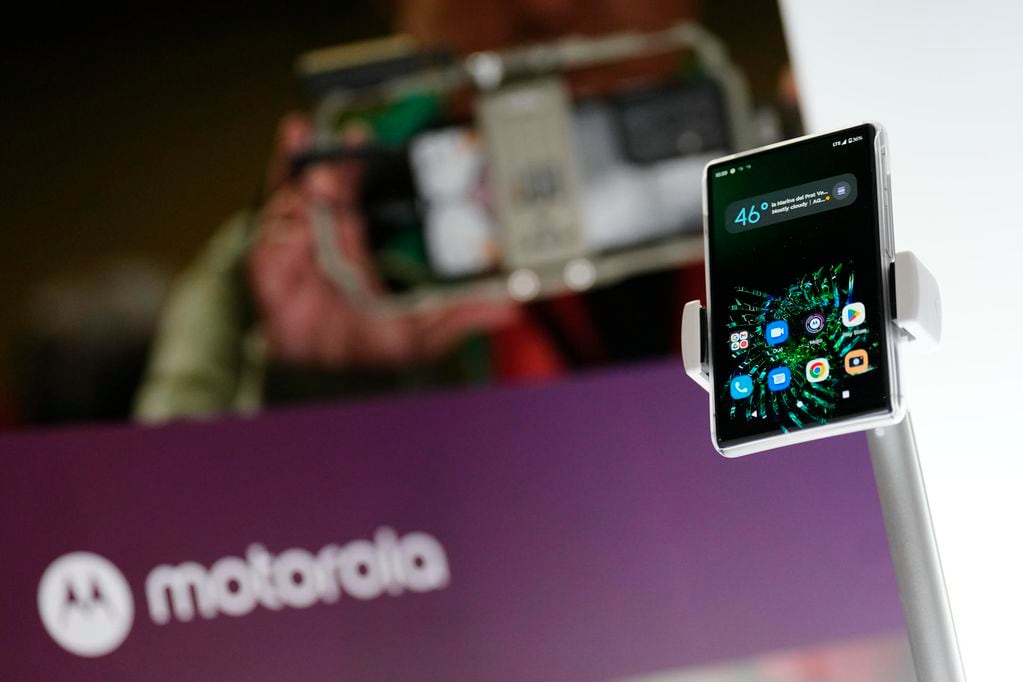 Motorola mostró un smartphone con pantalla extensible que pasa de 4 a 6 pulgadas. Foto: EFE