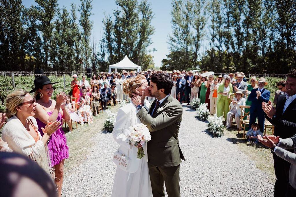 Las fotos oficiales de Nicole Neumann y Manu Urcera en su casamiento.