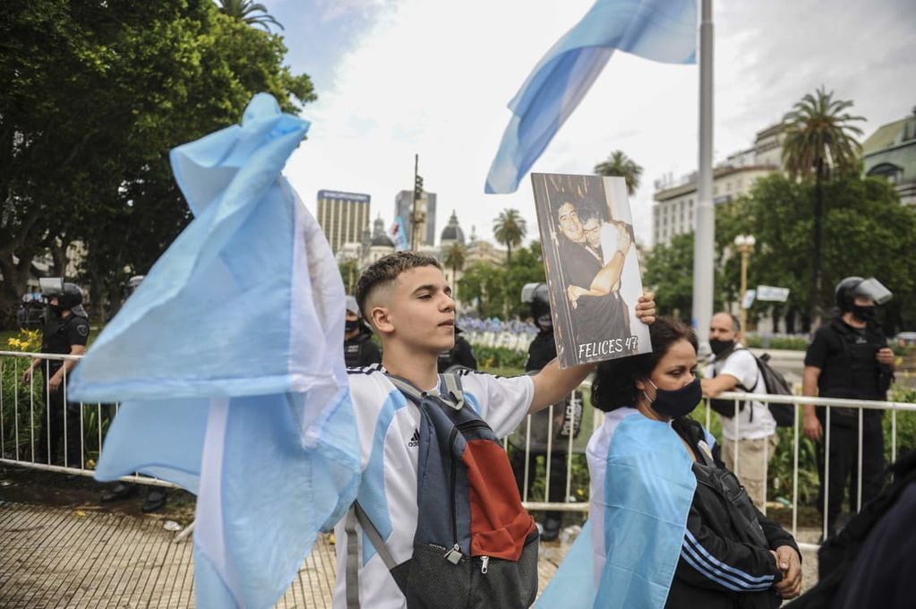 Miles de argentinos despiden los restos de la máxima figura del deporte en la Casa Rosada - 