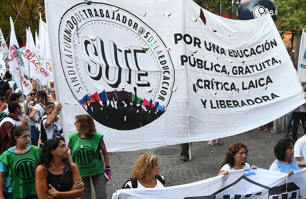 Marcha del Sindicato Unido de Docentes de Mendoza en adhesión al paro y movilización convocado por CTERA a nivel nacional.