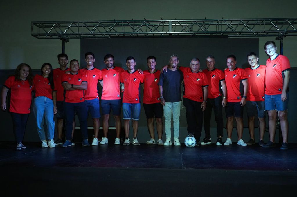 Rubens Sambueza (centro) junto al cuerpo técnico y colaboradores que lo acompañaran esta temporada en el Deportivo Maipú.