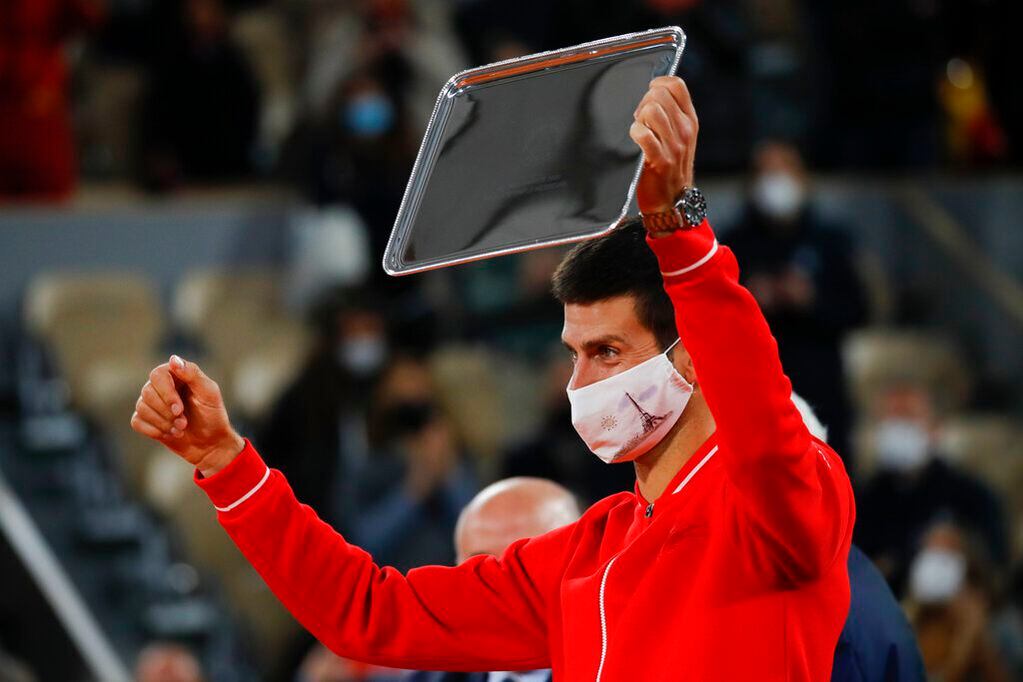 Djokovic con el trofeo al subcampeón.