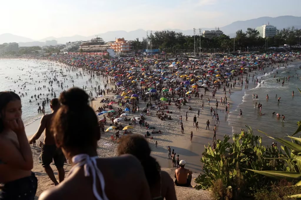 La playa Macumba de Río de Janeiro, repleta de gente este domingo 17 de marzo por la tarde. Foto: Infobae
