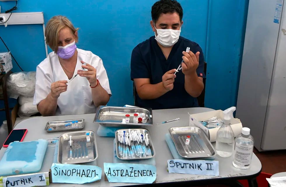 Plan de Vacunación nacional
Personal sanitario realiza el cargado de las vacunas, en el Centro de Vacunación del Estadio Ribosqui en Maipú
Foto: Orlando Pelichotti