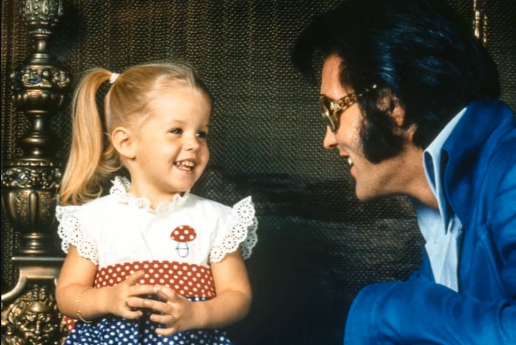 Lisa Marie Presley de niña junto a su padre, Elvis Presley.