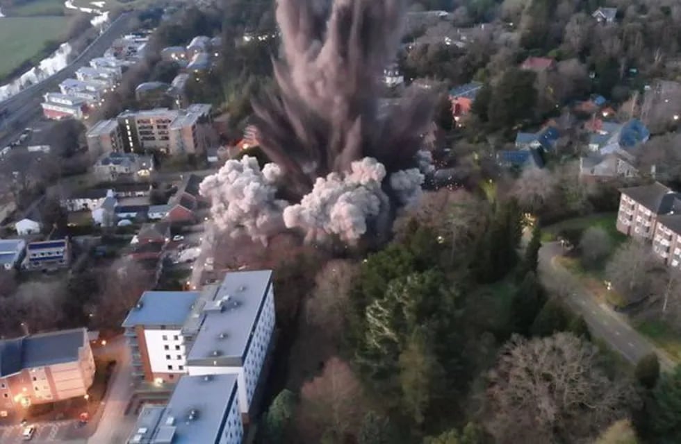 La explosión dejó como consecuencia un agujero del tamaño de un colectivo de dos pisos y daños estructurales a algunas viviendas. Foto: Twitter.