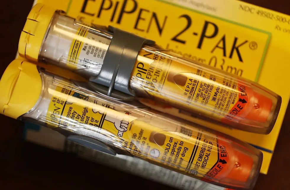 El EpiPen está diseñado para inyectar automáticamente una dosis de epinefrina en el muslo de la persona para ponerle alto a una reacción alérgica. Foto: Web.